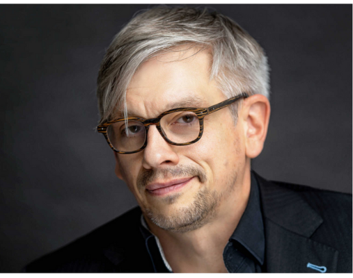 Mann mit Brille und grauem Haar