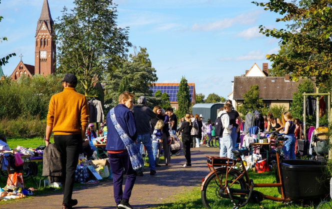 Menschen auf einer Flohmarktmeile im Grünen