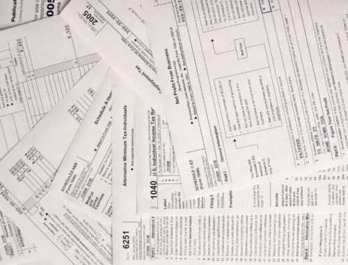 viele unausgefüllte Formulare und Anträge liegen übereinander