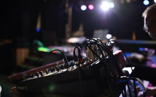 Musik Mischpult in dunklem Raum