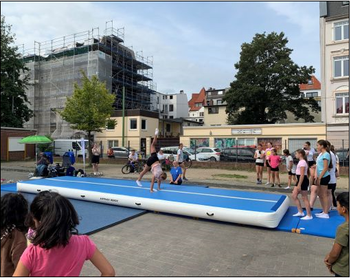 Urban Sports Day große Bodenmatte im Außengelände mit turnenden Kindern