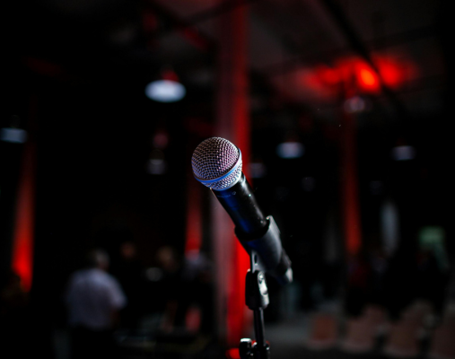 Mikrophone mit verschwommenem Club-Hintergrund