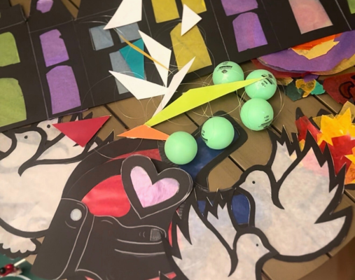 bunte Fensterdeko liegt auf einem Tisch