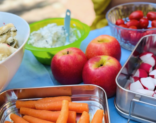 tisch mit Äpfel Möhren Radieschen und Quark