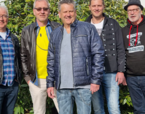 Bandmitglieder Der Gruppe Pietz und Co vor einer Hecke