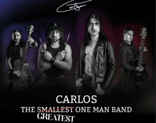 Band Mitglied 4 mal dupliziert auf der Bühne mit schwarzem Hintergrund