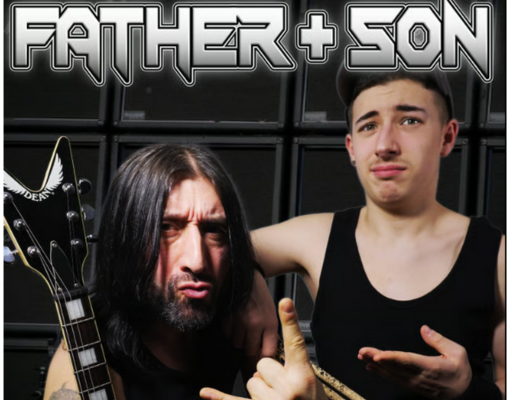 2 Bandmitglieder Vater und Sohn mit Gitarre