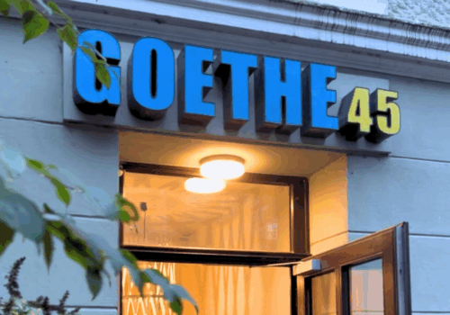 Ein Leuchtschild über der Eingangstür der Galerie Goethe 45