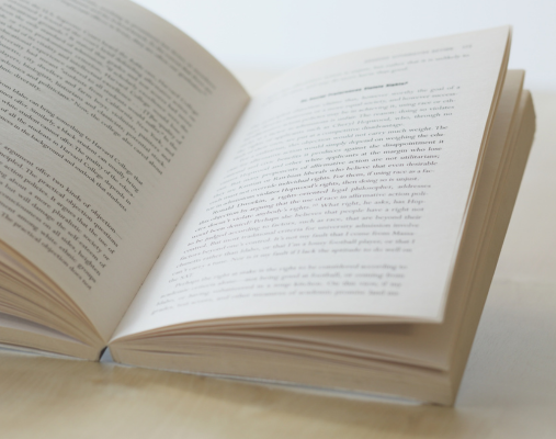 aufgeschlagenes Buch auf dem Tisch