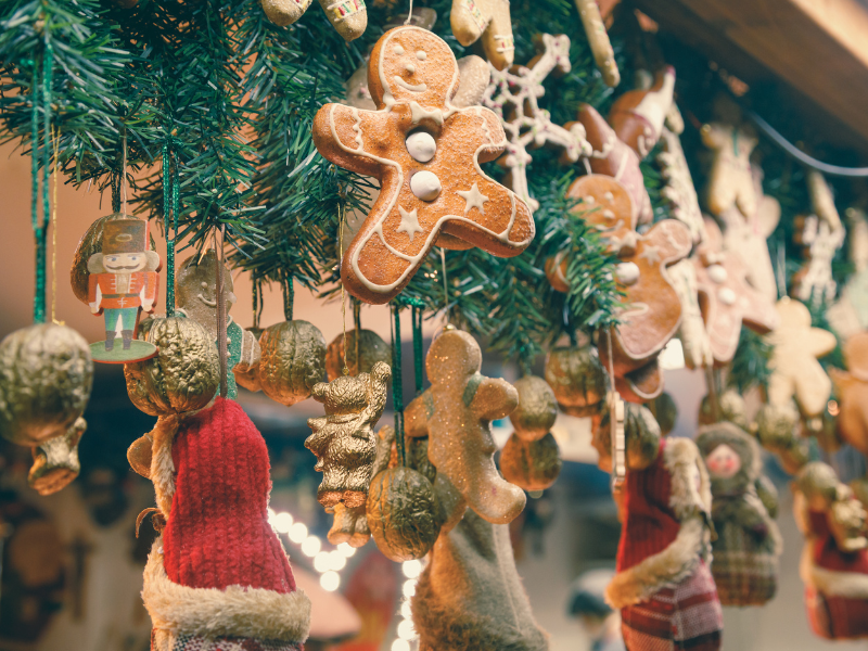 Weihnachtsmarktsüßigkeiten an einem Tannenzweig