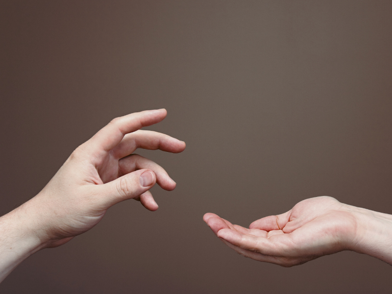 zwei geöffnete Hände gehen auf einander zu