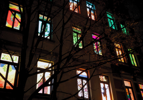 bunt beklebte Fenster von unten fotografiert