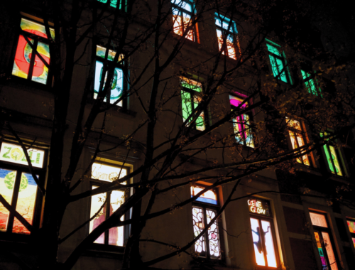 bunt beklebte Fenster von unten fotografiert