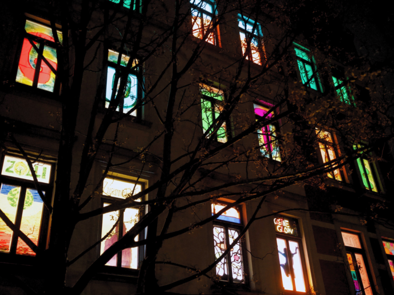 bunt beklebte Fenster von unten fotografiert