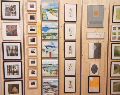 Viele Bretter hängen an nebeneinanderstehenden Holzbrettern