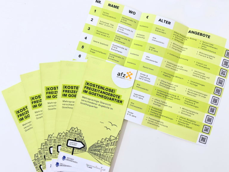 grüne Flyer liegen auf einem Tisch