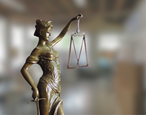 Veranstaltungskalender Beratung Eine Justitia vor verschwommenen Hintergrund