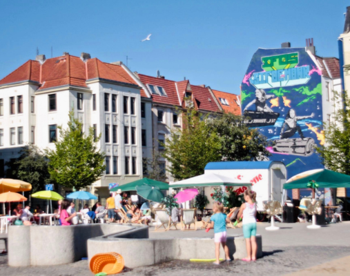 Eine Panoramaaufnahme vom Leher Pausenhof im Sommer