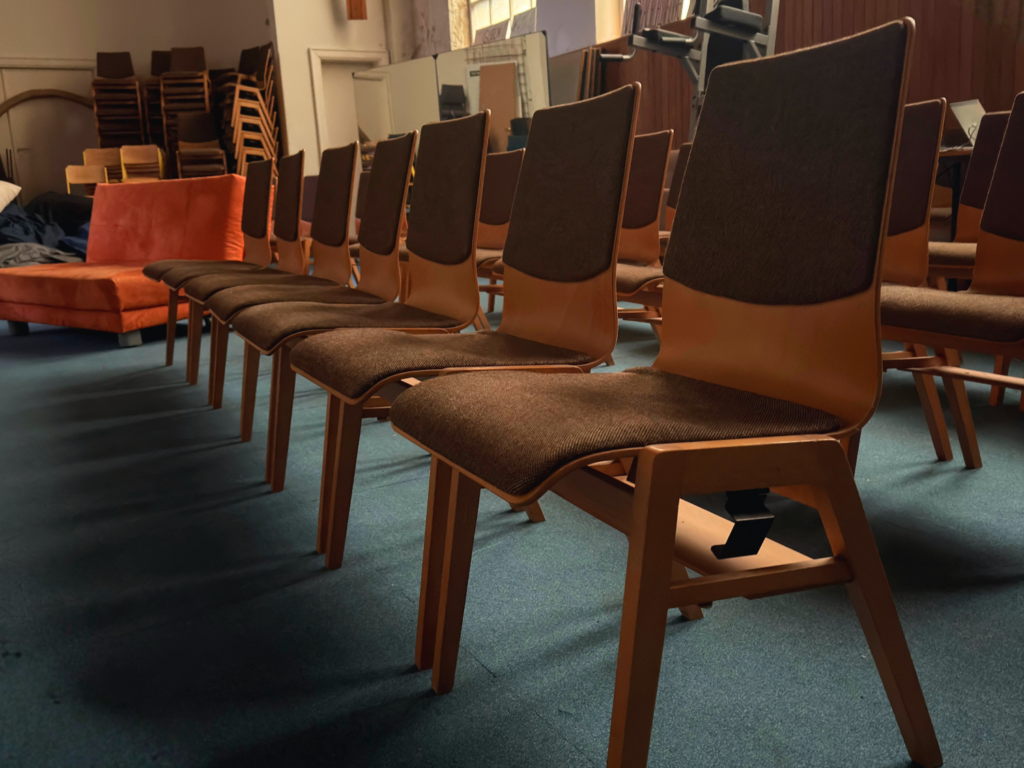 Mehrere voreinanderstehende Stuhlreihen