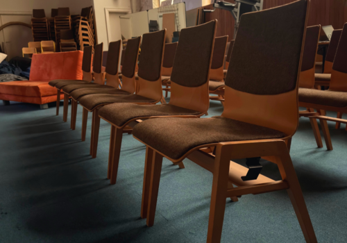 Mehrere voreinanderstehende Stuhlreihen