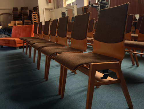 Mehrere voreinanderstehende Stuhlreihen