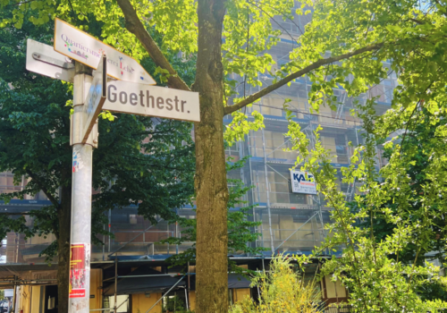 Das Goethestraßenschild vor grünen Bäumen