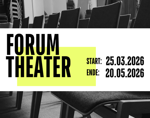 eine Stuhlreihe in schwarz weiß und im Vordergrund ein Schriftzug 