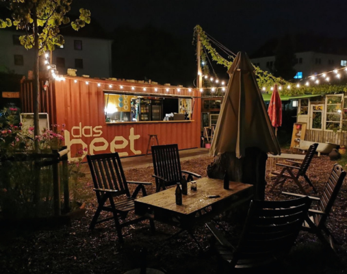 Der Beet-Container am Abend mit Lichterketten
