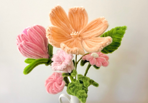 ein bunter Blumenstraß aus Pfeiffenreinigern gebastelt