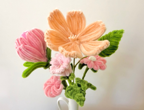 ein bunter Blumenstraß aus Pfeiffenreinigern gebastelt