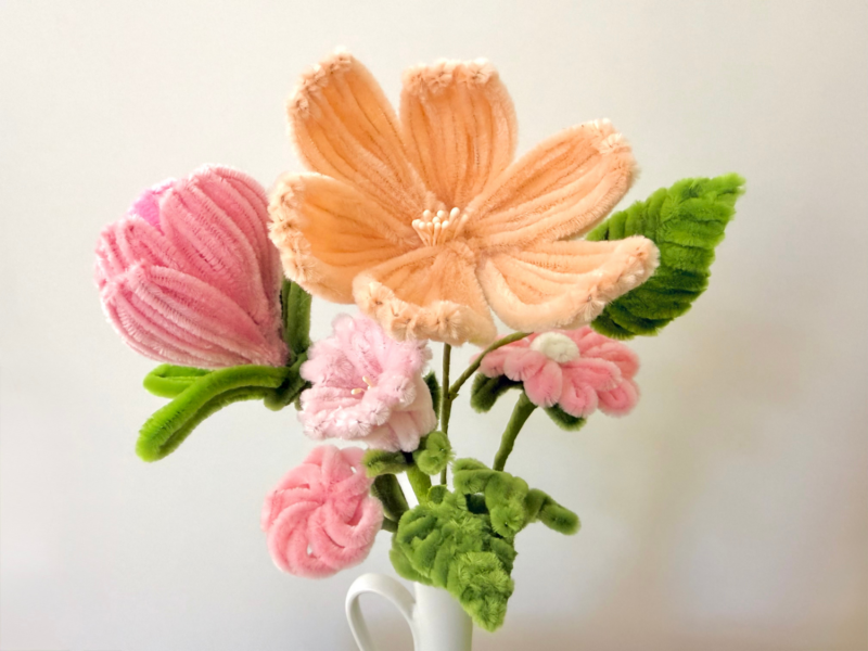 ein bunter Blumenstraß aus Pfeiffenreinigern gebastelt