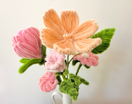 ein bunter Blumenstraß aus Pfeiffenreinigern gebastelt