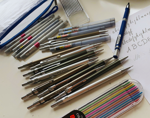 Stifte auf einem Tisch