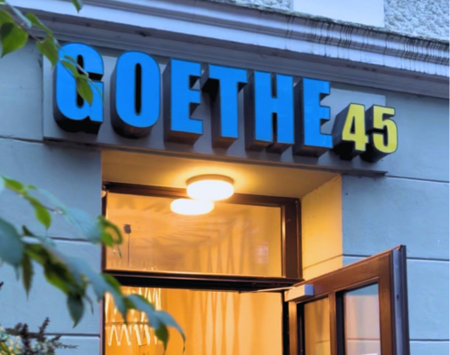 Ein Leuchtschild über der Eingangstür der Galerie Goethe 45