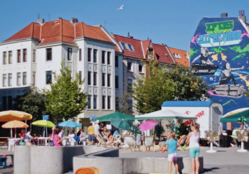 Eine Panoramaaufnahme vom Leher Pausenhof im Sommer