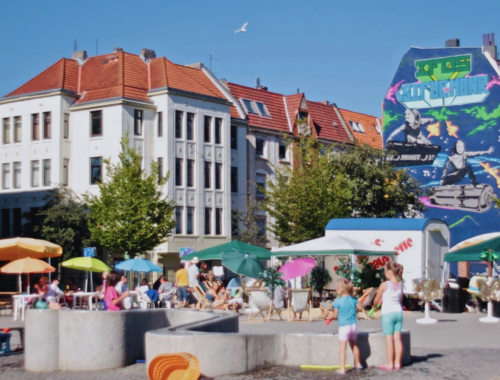 Eine Panoramaaufnahme vom Leher Pausenhof im Sommer