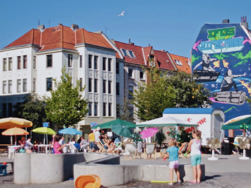 Eine Panoramaaufnahme vom Leher Pausenhof im Sommer