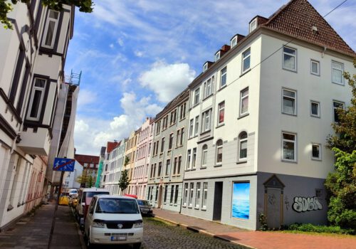 Kopfsteinpflaster-Straße im Goethequartier mit gründerzeitlichen Häusern auf beiden Seiten.