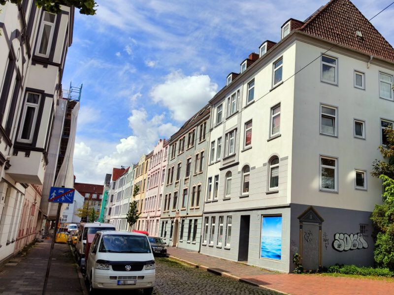 Kopfsteinpflaster-Straße im Goethequartier mit gründerzeitlichen Häusern auf beiden Seiten.