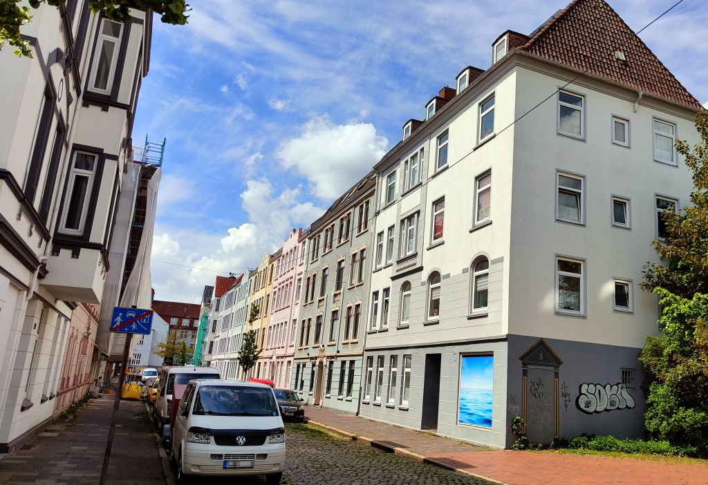 Kopfsteinpflaster-Straße im Goethequartier mit gründerzeitlichen Häusern auf beiden Seiten.