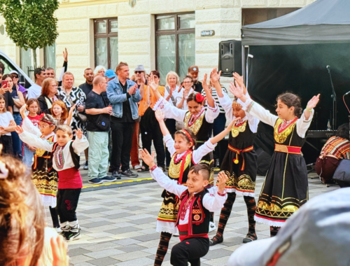 Eine bulgarische Tanzgruppe post inmitten einer Menschenmenge