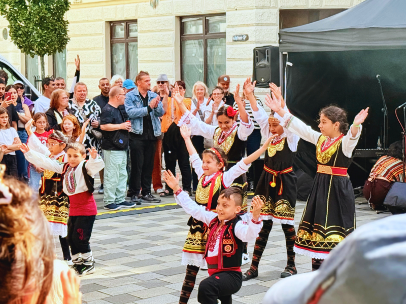 Eine bulgarische Tanzgruppe post inmitten einer Menschenmenge