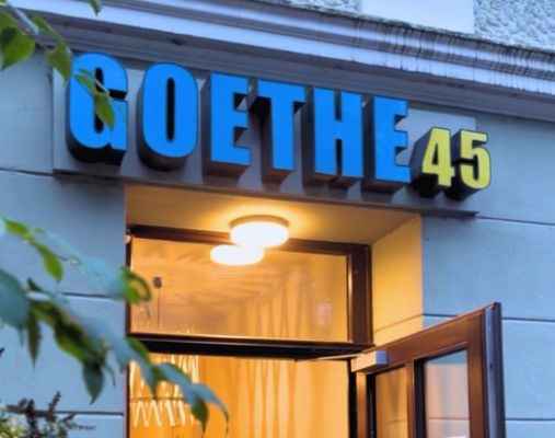 Ein Leuchtschild über der Eingangstür der Galerie Goethe 45