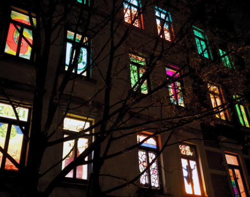 bunt beklebte fenster von innen angeleuchtet